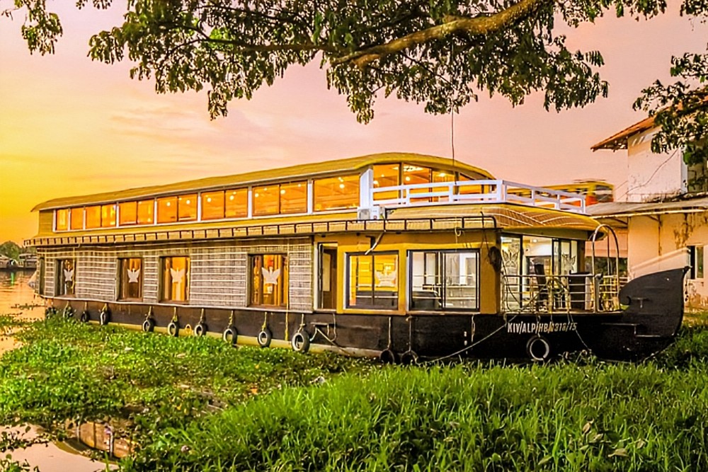 4 Bedroom Houseboat